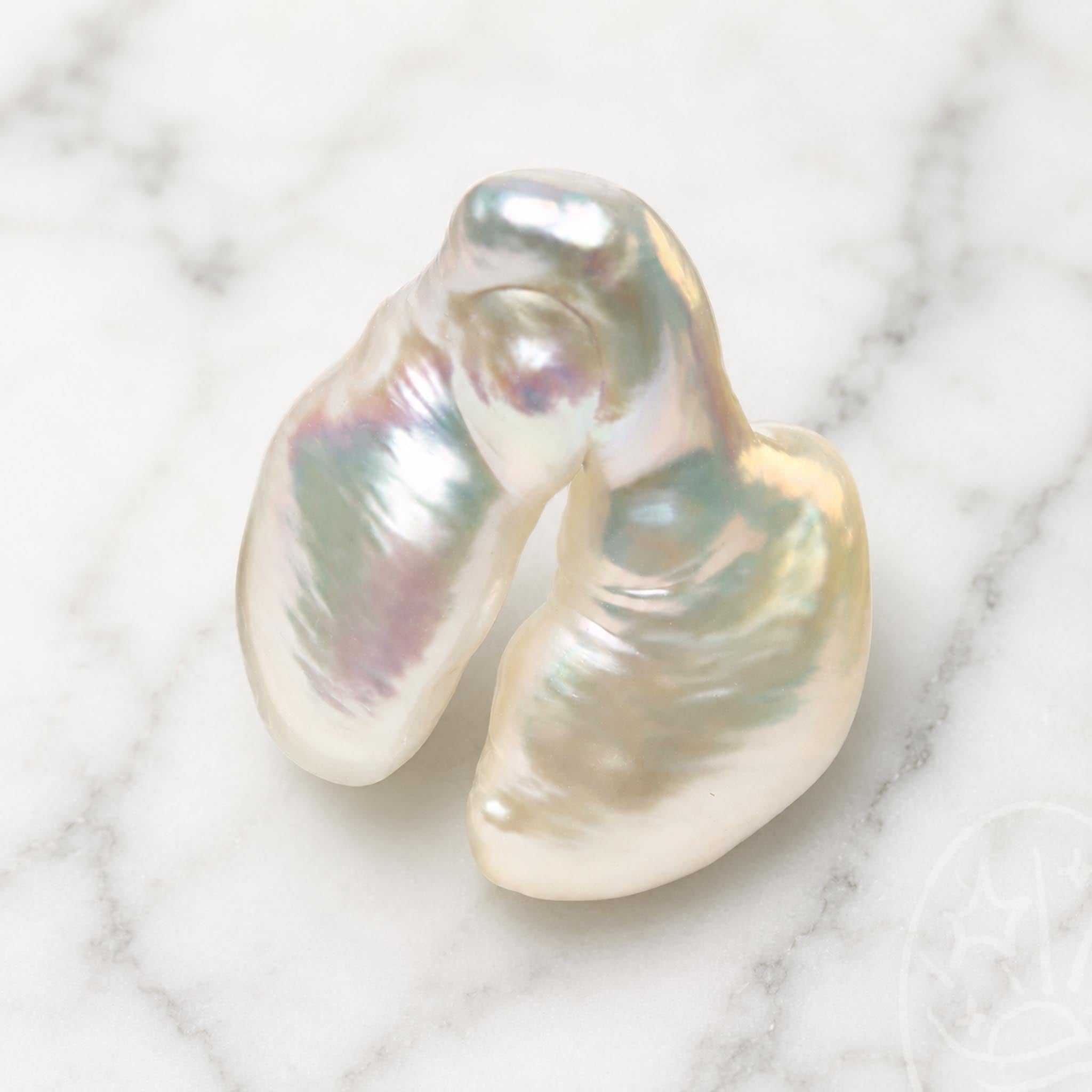 Echo Sculpture Clam (2 Echo Sculpture Pearl + 1 Edison Pearl)