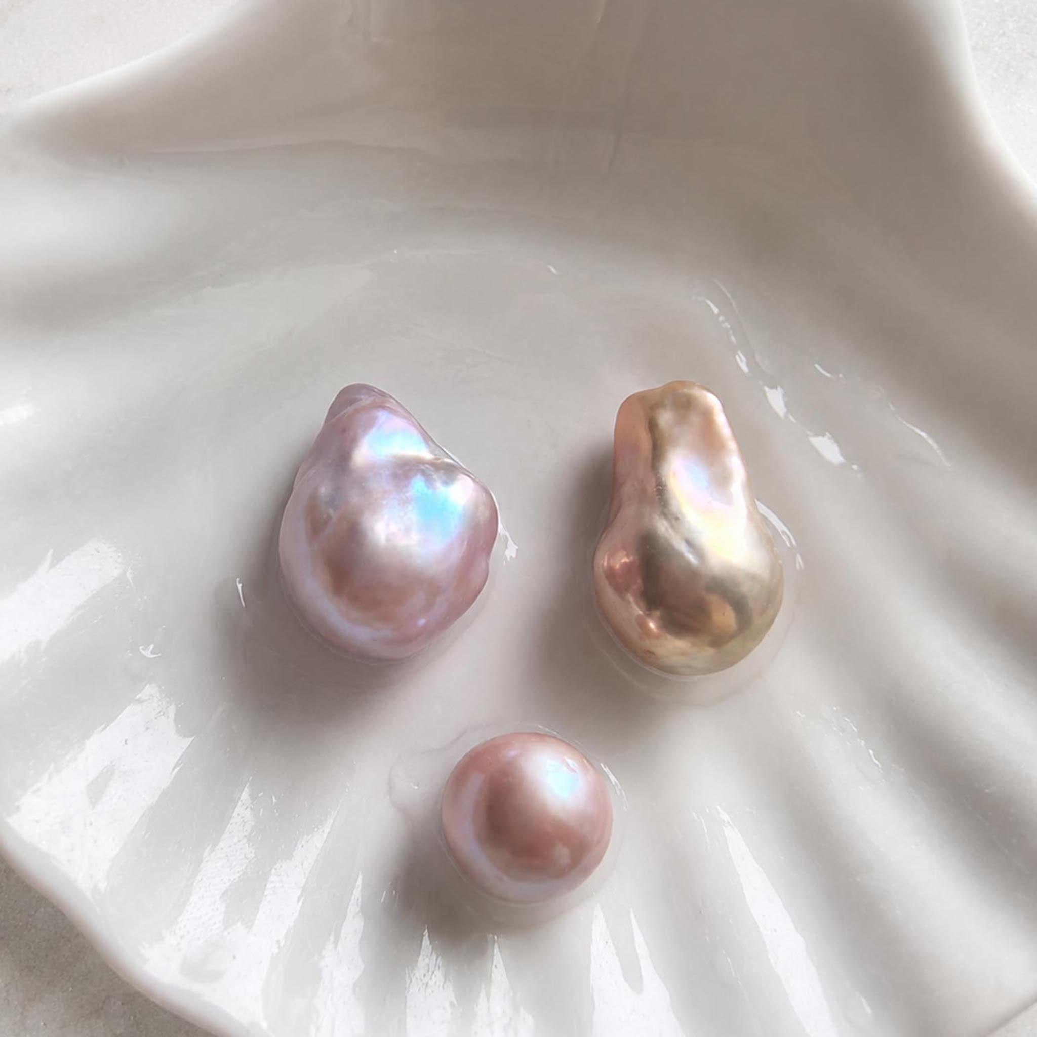 Magic Reef Clam (1~2 16mm+ Magic Baroque Pearls + 1 Edison Pearl)